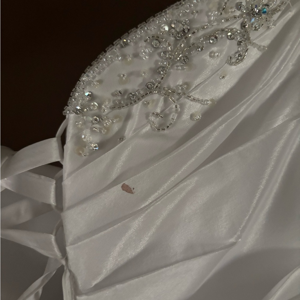 Elegant White Satin Gown - Picture 8 of 10